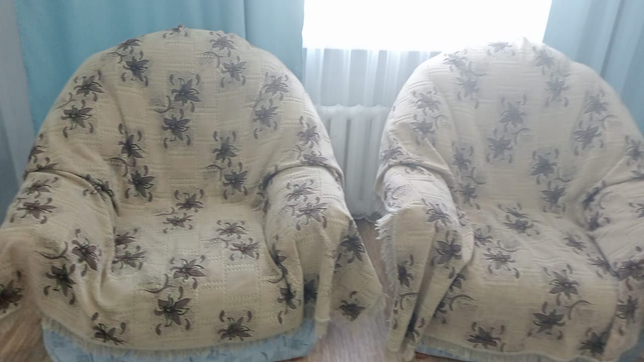 Диван с двумя креслами