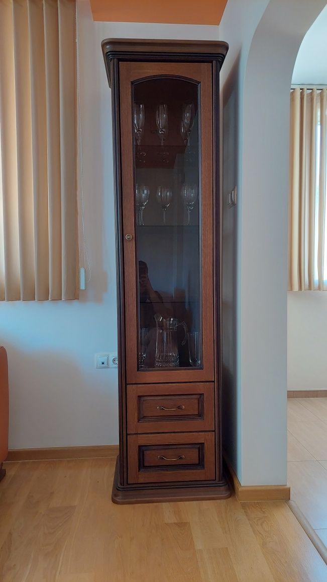 Шкаф витрина в класически стил MDF