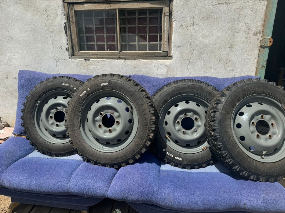 Продам зимние баллоны с дисками на ниву