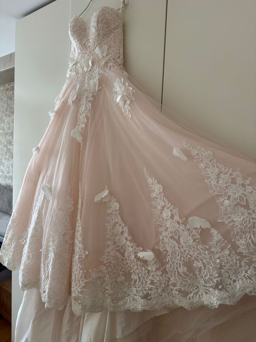 Сватбена рокля с воал и 2 кринолина, размер от М до XL. Почистена!