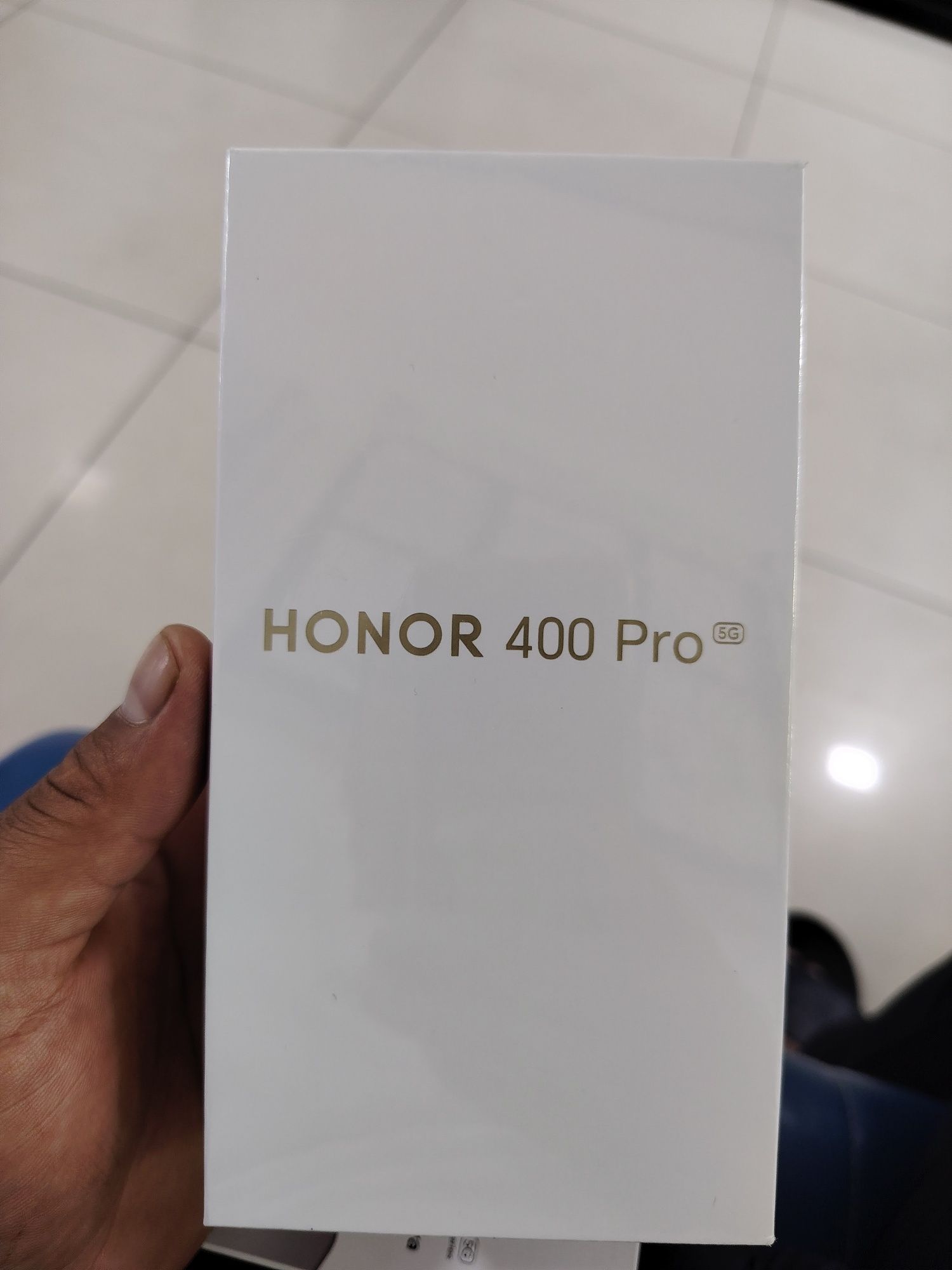 Honor 400 pro  sotiladi 600 $ kami bor