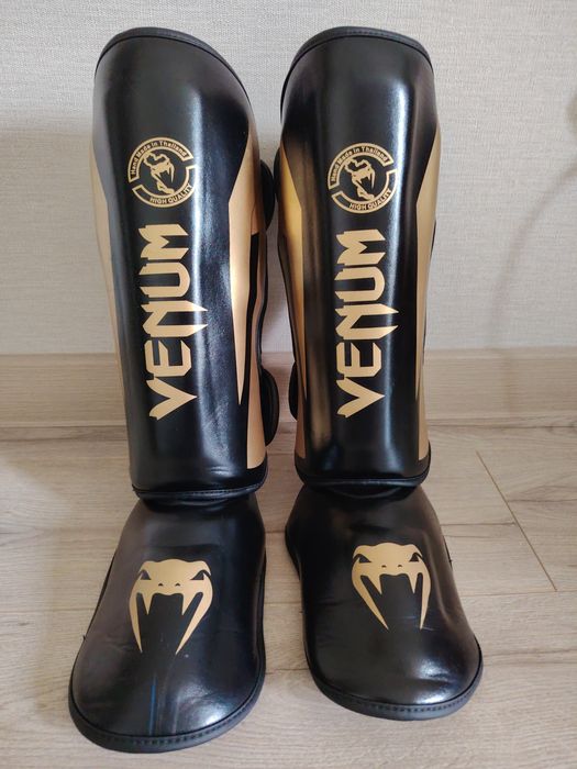 Щитки Venum лоу кик. Размер М черно желтого цвета