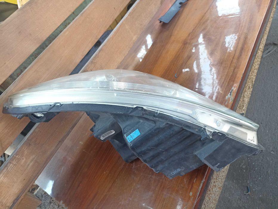 Фар  за Тойота Корола версо / Toyota Corola verso  07 - 09г.