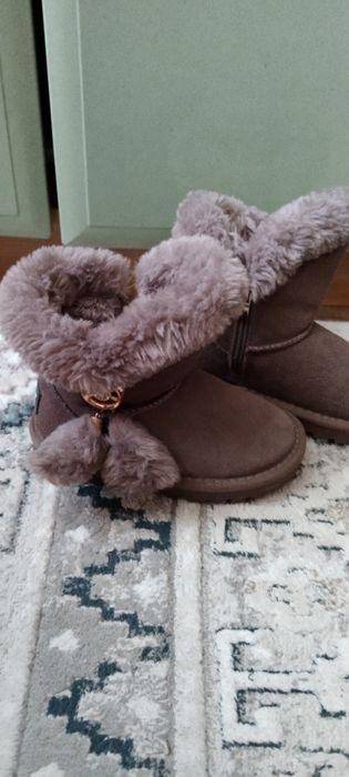 Продаю Уги на девочку