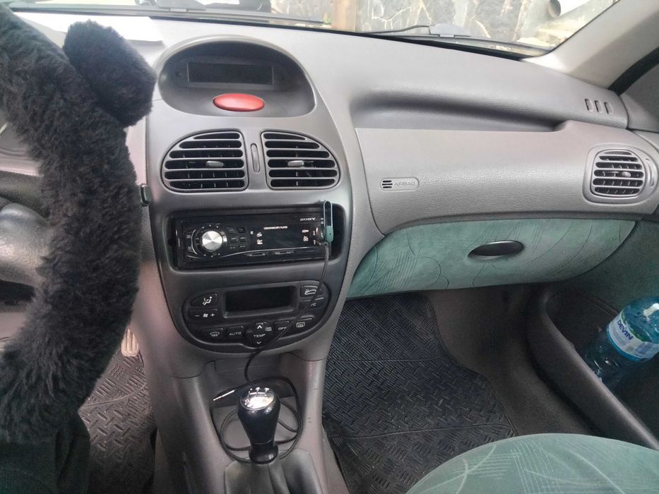 Продавам Пежо 206