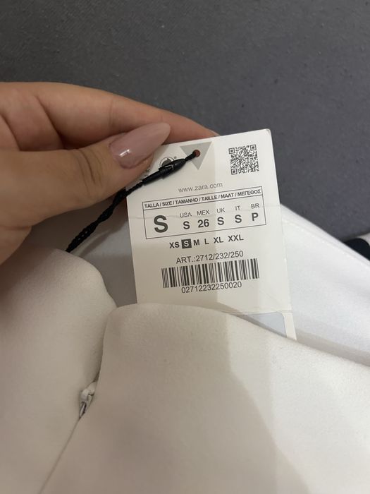 Чисто нова рокля още с етикета на ,,Zara”