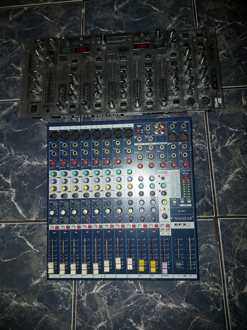 Mixere orizontale Soundcraft EFX8.Behringer VMX 1000