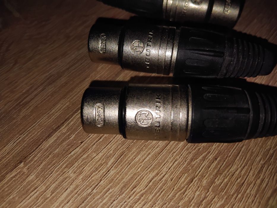 Продавам XLR  конектори / букса тройка