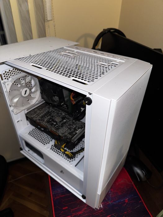 Геймърски компютър с монитор