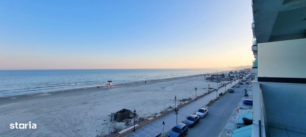 Priveliste frontala la mare, la cativa pasi de nisip