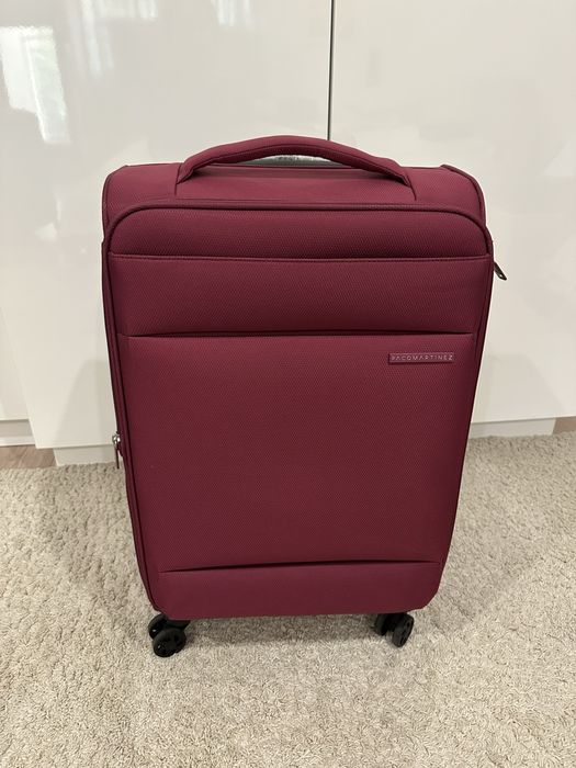 Чисто нов тъмно червен пътнически куфар на Пако Мартинез