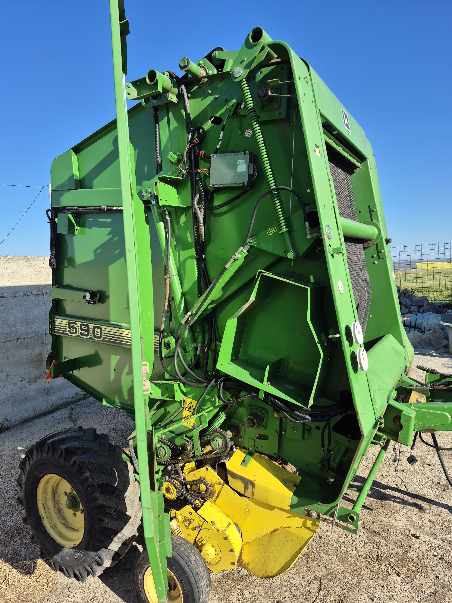 Vând presa de baloti rotunzi john deere 590