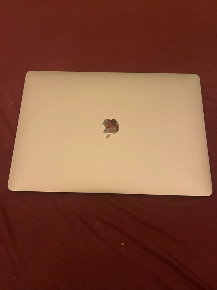 Vând Macbook pro 15 inch i7 2017