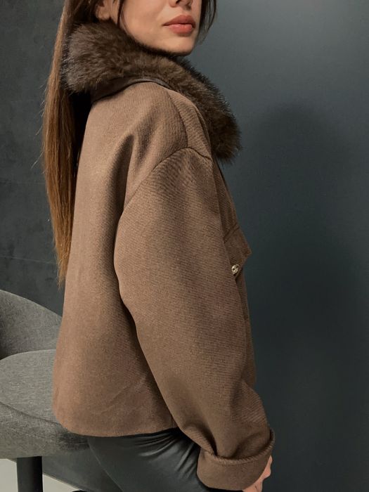 Късо палто с пухена яка два цвята