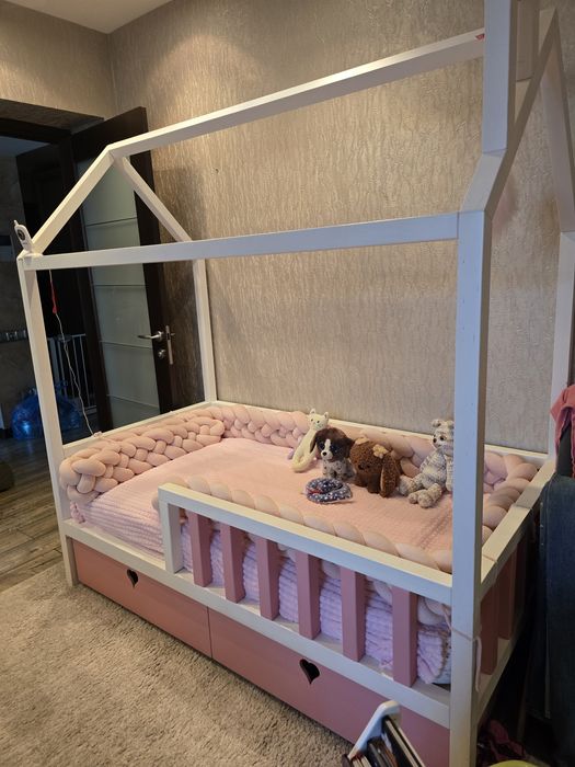 Кровать домик и матрац ПОЧТИ НОВЫЕ