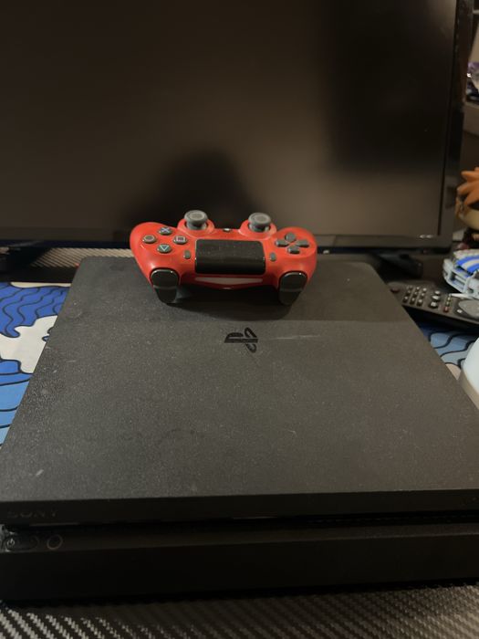 Playstation 4 slim 500GB,с един червен джойстик и всички кабели