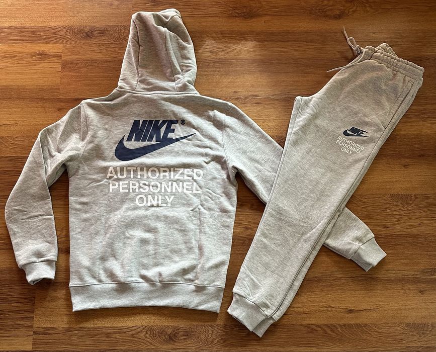 Мъжки,памучен екип Nike в сиво с надпис на гърба