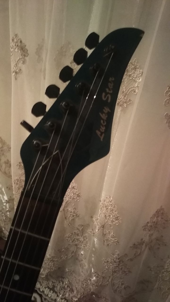 Lucki Star Elektra sola Gitara sotiladi