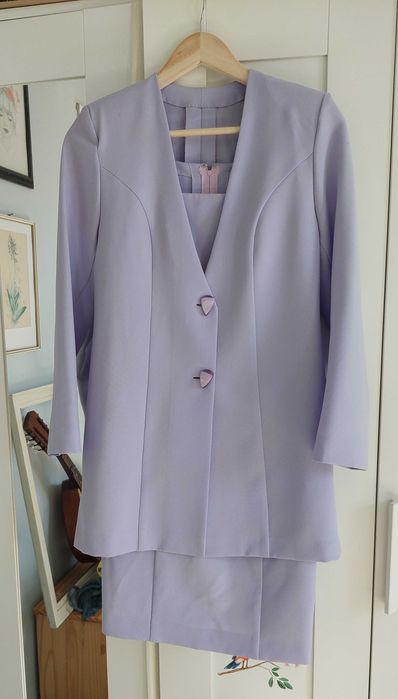 Costumas mov deschis