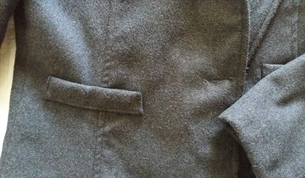 Сиво плътно есенно сако и бяло лятно - пролетно яке