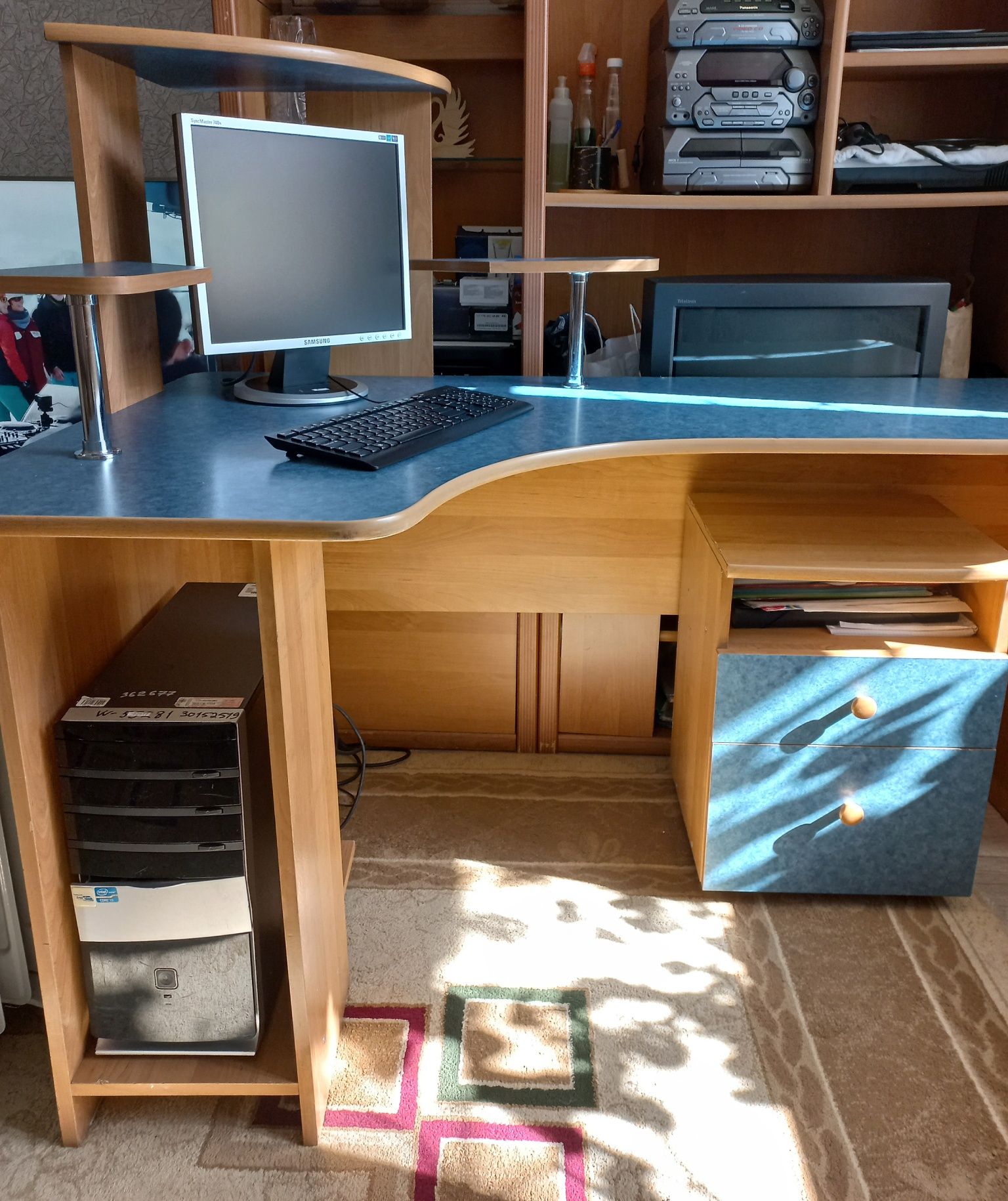 Продам стол компьютерный