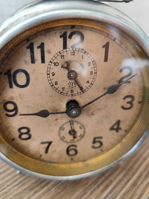 Стар часовник будилник