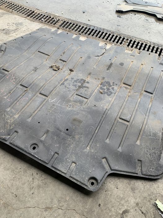 scut motor plastic volkswagen jetta - motorina 2011