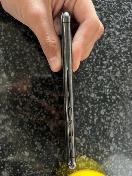 iphone 11 pro idila kichkina oynasida singan joyi bor bilinmedi umumna