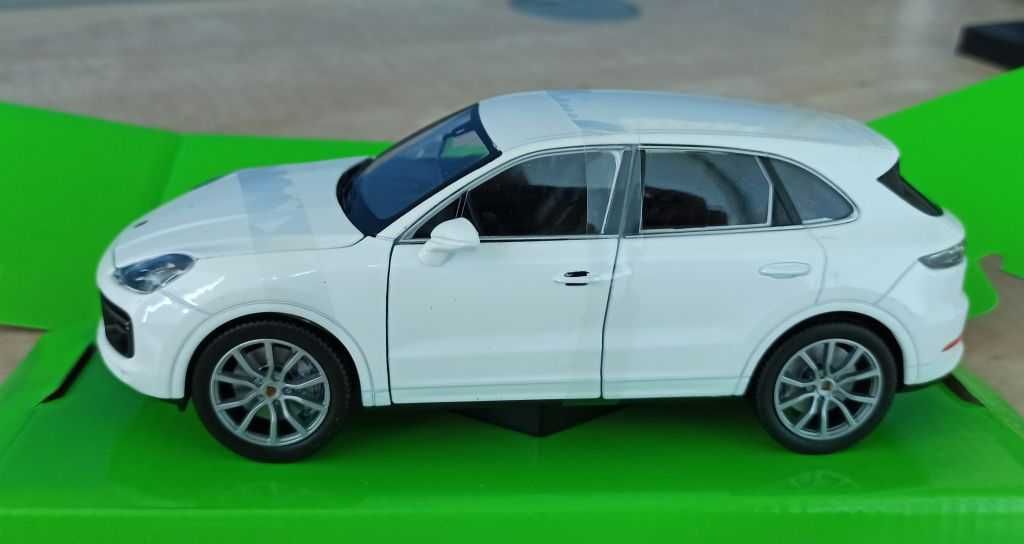 Macheta Porsche Cayenne Turbo MK2 alb SUV - Welly NEX 1/24