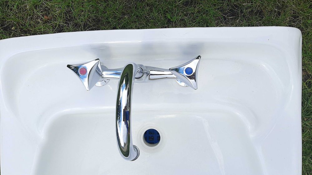 Set lavoar baie ceramica. 2 x Suporti Fixare. Baterie. 2 x Racorduri