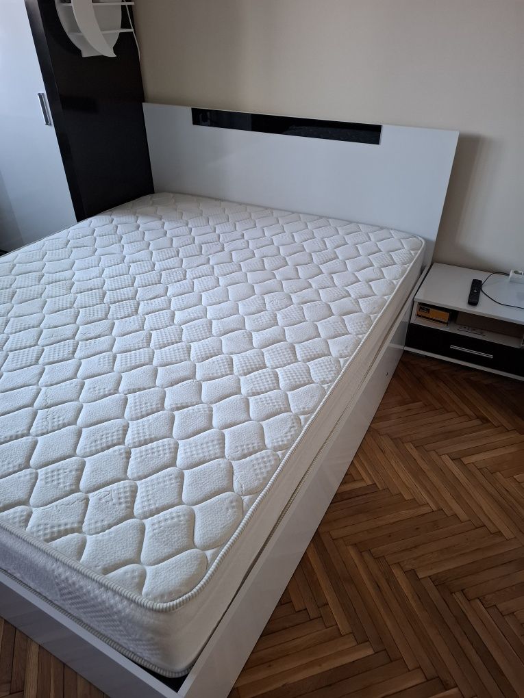 Спалня с двулицев матрак