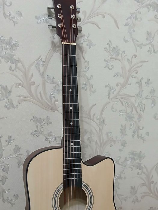 Akustik gitara yangi holatda