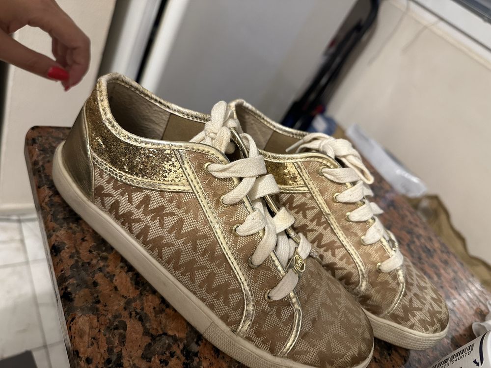 Обувки Armani, Michael kors, Converse