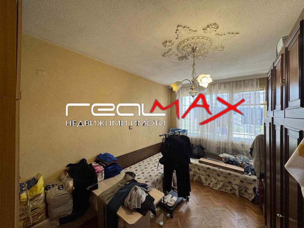 Продава апартамент 4 стаи и бокс в гр. Казанлък