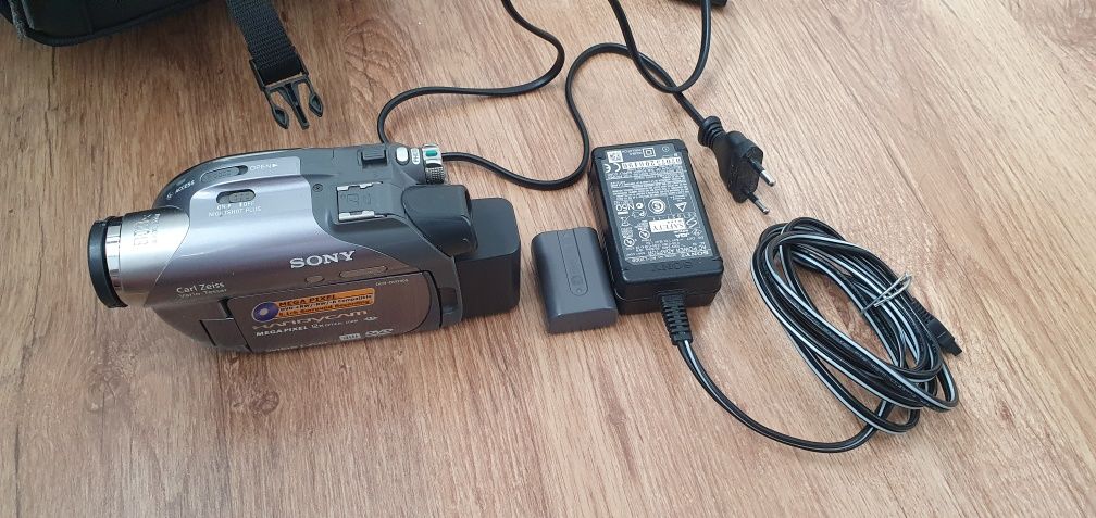 видеокамера Sony DCR-DVD305