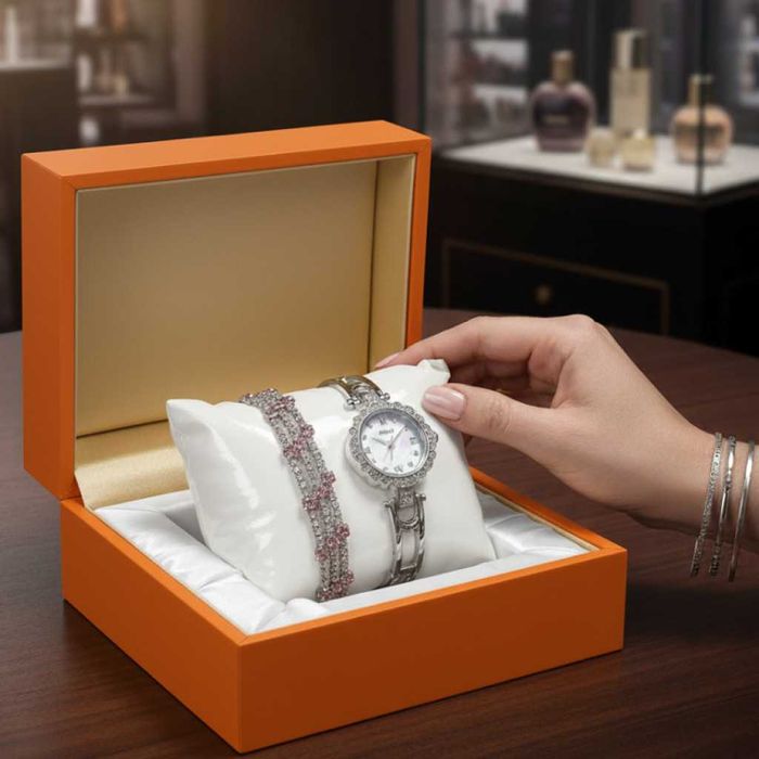 Елегантен часовник с две гривни в подаръчна кутия