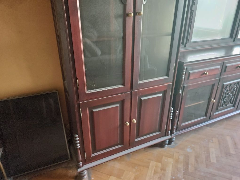 Два скрина с дърворезба