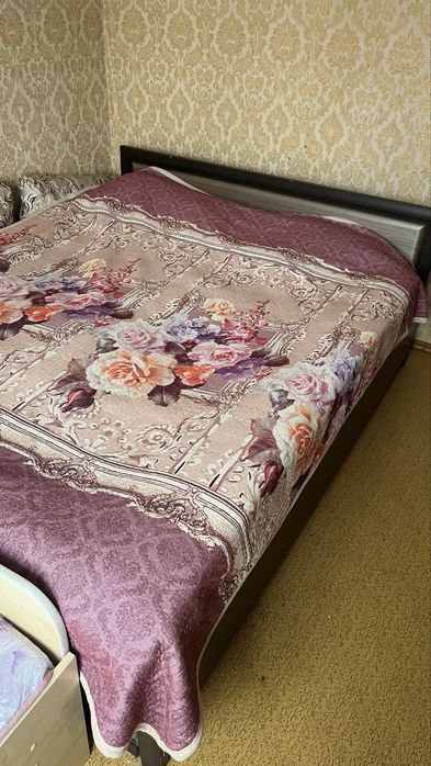 отдам 2х спальний кровать с матрасом