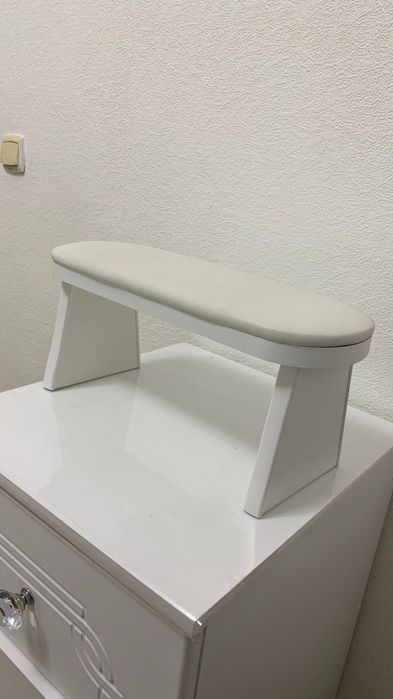 Подставка под руки маникюрная белая