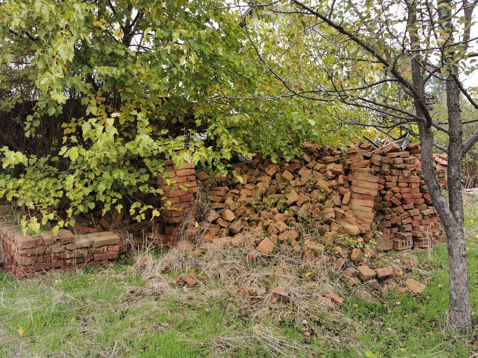 Подарявам тухли.