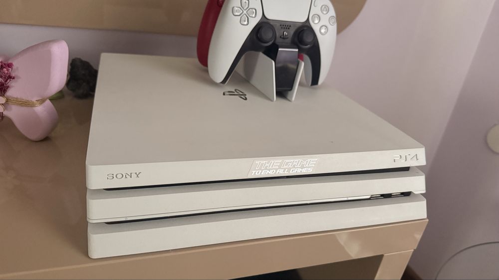 Playstation 4 PRO 1TB SSD с два контролера и станция за зареждане