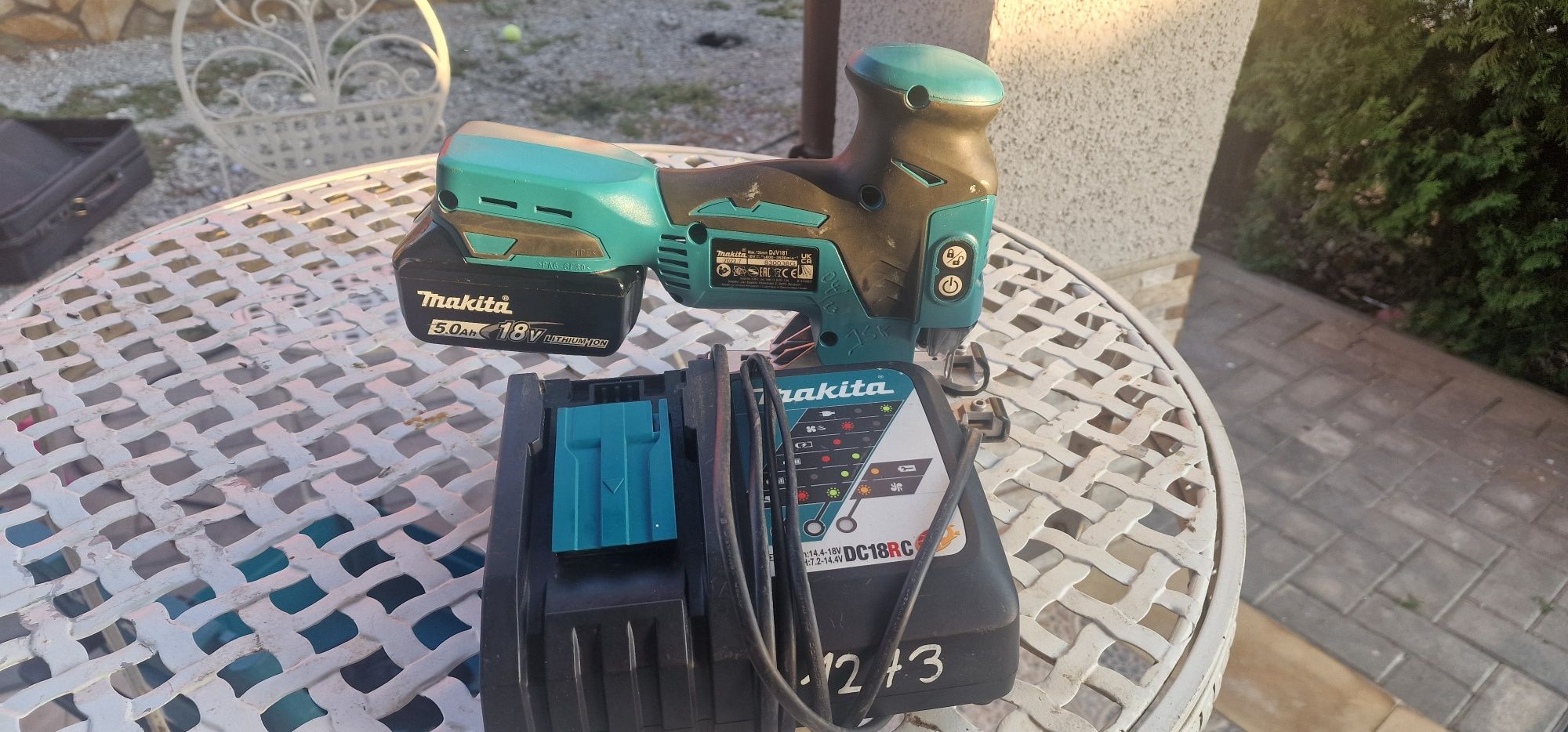 прободен трион Makita DJV181