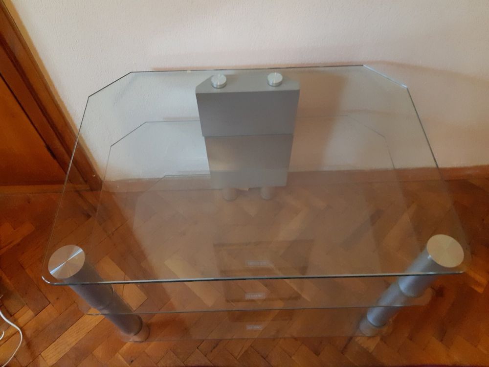 Стъклена маса за телевизор