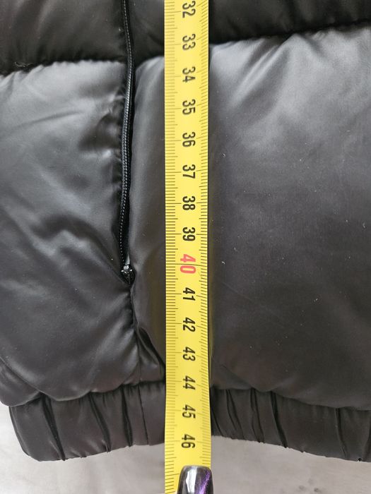 Късо черно дебело якенце.