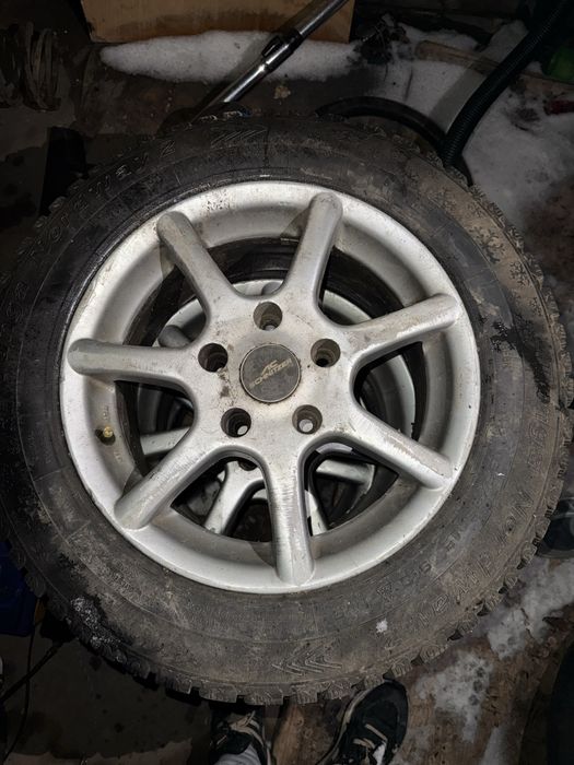 Продам комплект дисков с зимней резиной