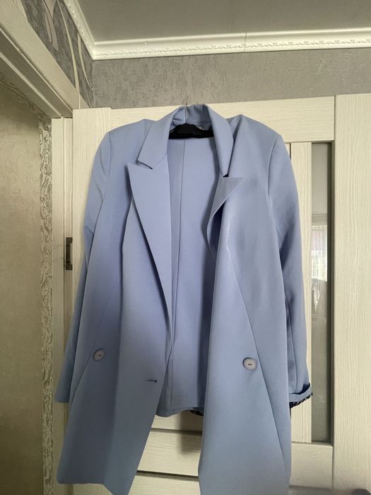 Продам женский костюм и детские вещи на девочку