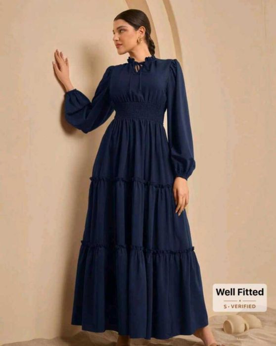 Рокля с дълъг ръкав в тъмно синьо