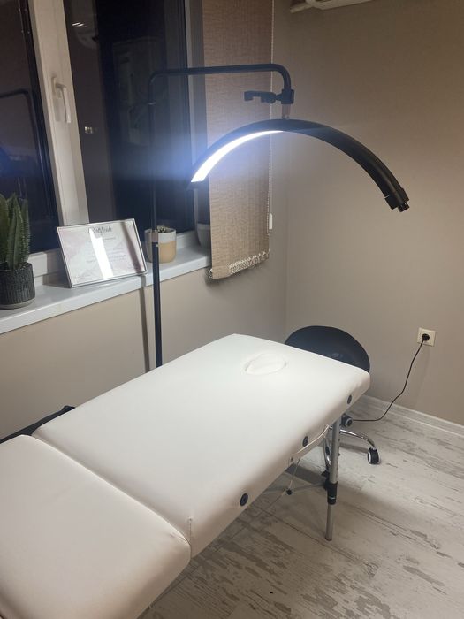 Легло лампа и стол чисто нови