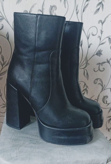 Сапоги  8000 тг  .