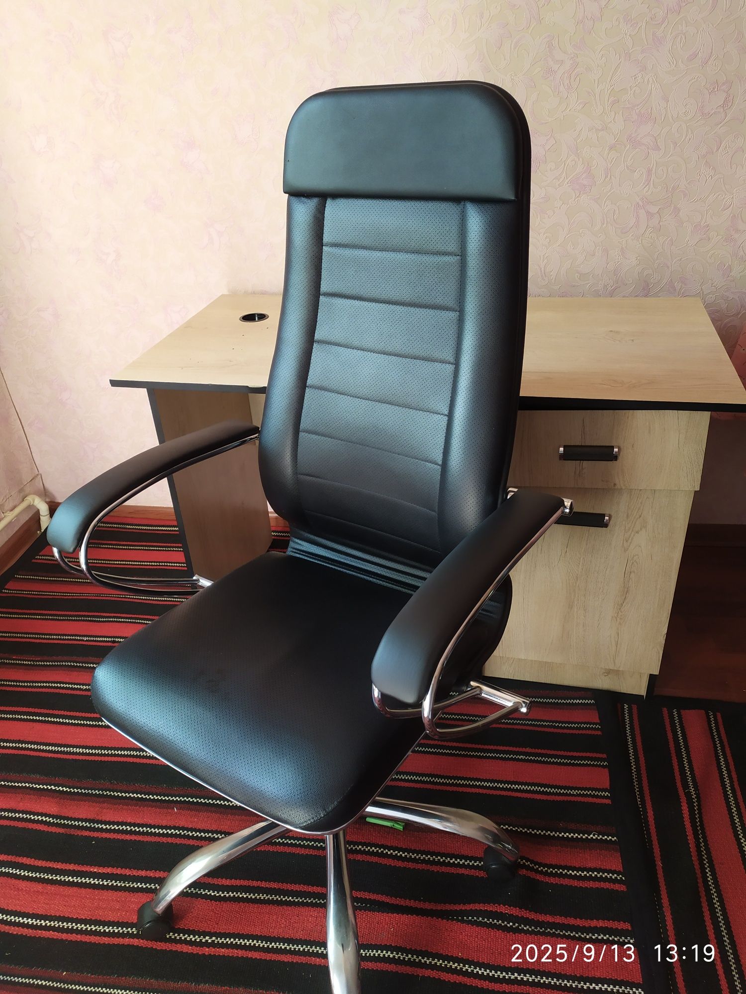 Продаётся кресло и офисный стол.